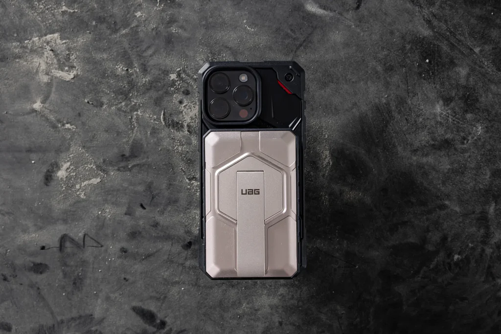 UAG Rugged Battery Pack with Kickstand for MagSafe 10K mAh 20W - Black/Titanium - Image 7
